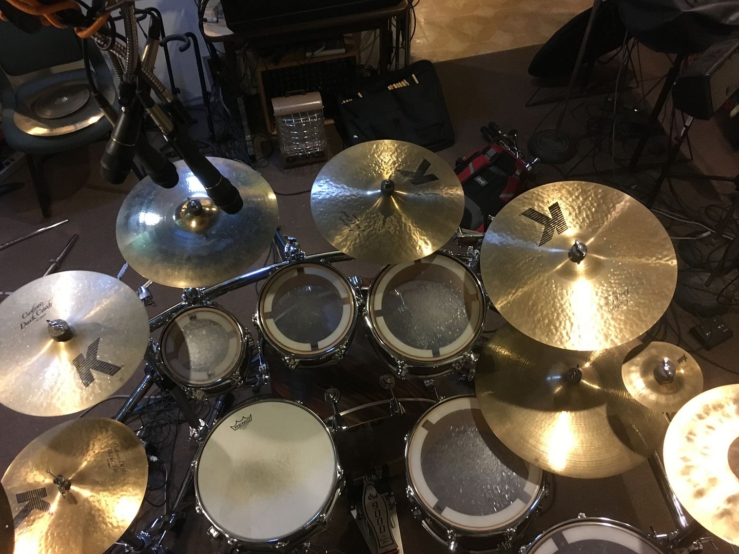 Cymbal stands connected to mounted tom stands?